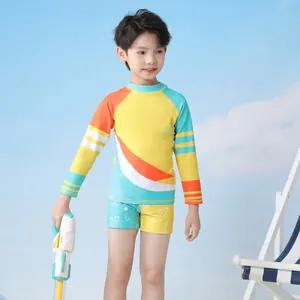 Details von langärmeligelber langärmeliger Kinder-Schwimmanzug mit Cartoon-Mustern und Streifen