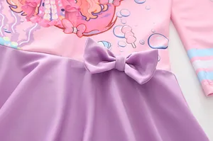 Détail du maillot de bain enfant avec nœud papillon violet et motif sirène de dessin animé