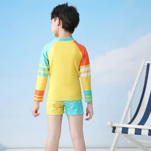 Detailansicht der langärmeligen Jungen-Schwimmbekleidung mit gestreiften Ärmeln und Shorts