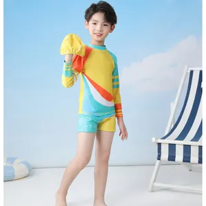 Detailliertes dreiteiliges Kinder-Badeset mit Langarm-Rashguard und bedruckter Badehose