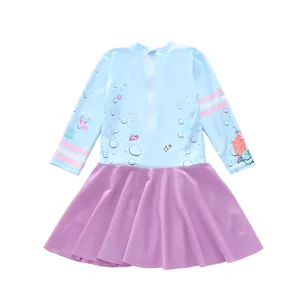 Détail du maillot de bain fille à manches longues avec motif sirène et fermeture éclair