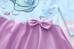 Détail du maillot de bain sirène pour fille avec nœud 3D lavande et motifs d'étoiles