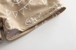 Nahaufnahme der Jungen-Badeshorts mit Nautik-Print und robuster Doppelnaht am Saum