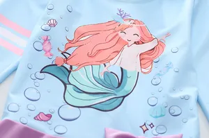 Détail du maillot de bain fille avec imprimé sirène et manches à rayures roses