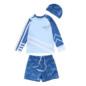 Detaillierte Flachbildaufnahme von blauer dreiteiliger Kinder-Badebekleidung mit Meeresmotiven