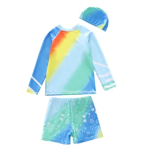Detailansicht des dreiteiligen Regenbogen-Kinder-Schwimmsets mit Langarmshirt und Mütze