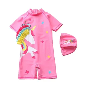 Costume intero rosa per bambine con unicorno 3D e cuffia da nuoto abbinata