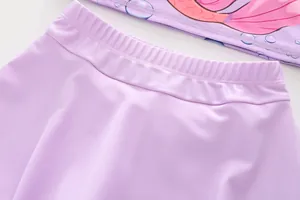 Detailaufnahme des lila Mädchen-Badeanzugs mit Meerjungfrau-Print und elastischem Bund