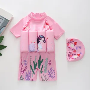 Détail d'un maillot de bain rose pour filles avec coussinets de flottabilité
