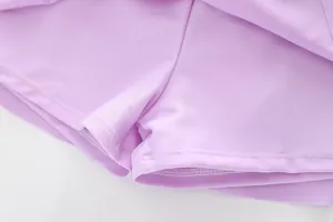 Detail von hochelastischem fliederfarbenem Badeanzugstoff mit flacher Nahtverarbeitung