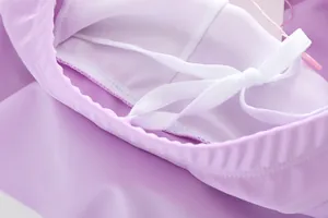 Detail der lila Mädchen-Bademode-Taille mit weißem Netzfutter und Kordelzugbändern