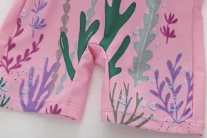 Détail d'un maillot de bain rose pour fille avec imprimé marin et coutures de qualité