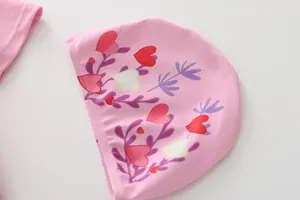 Détail du bonnet de bain rose pour filles avec motifs de cœurs et coutures renforcées