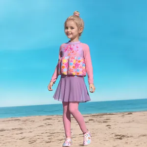 Detail van drijvend zwempak voor meisjes met lange mouwen, zeemeerminmotief en rok-legging