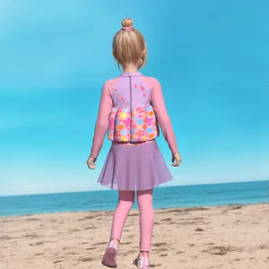 Detail van roze meisjes drijfpakje met uv-bescherming en hartjespatroon op de rug