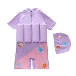 Détail du maillot de bain flottant pour filles avec mousse intégrée et motif étoile