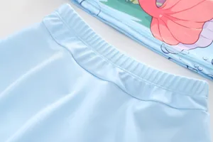 Detailansicht der Kinderbadebekleidung mit Muscheldruck und elastischem Bund auf Blau