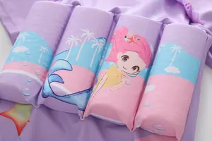 Détail du maillot de bain flottant violet pour fille avec imprimés sirène et coussinets