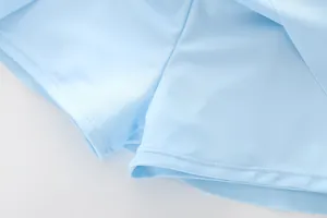 Detail der hellblauen Mädchen-Badehose mit strapazierfähigen Doppelstich-Nähten
