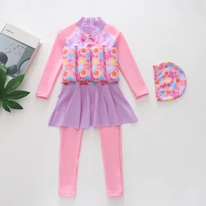 Detail van roze meisjes zwempak met ingebouwde drijfelementen en sterrenprint
