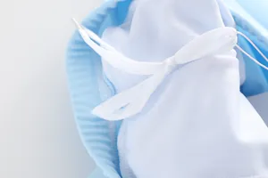 Detail von hellblauer Mädchen Bademode mit weißem Kordelzug und atmungsaktivem Netzfutter