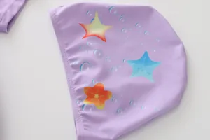 Détail du bonnet de bain lilas avec motif étoiles de mer et tissu très extensible