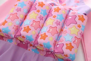 Detail van drijvend kinderzwempak met schuimblokken en kleurrijke sterrenpatronen