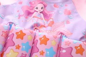 Detail van drijvend zeemeerminzwempak voor meisjes met sterpatronen en roze print