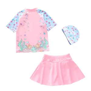 Detaillierte Flachbildaufnahme eines rosa Mädchen-Badeanzugs mit Ozean-Motiven (3-teilig)