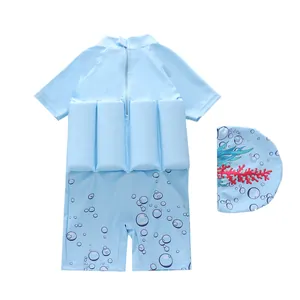 Détail du maillot de bain flottant bleu pour fille avec inserts en mousse et bonnet assorti