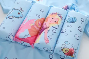 Détail du maillot de bain flottant bleu clair pour fille avec motifs sirène