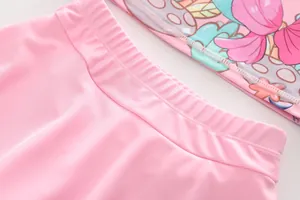 Detailansicht eines rosa Mädchen-Badeanzugs mit elastischem Bund und feiner Verarbeitung