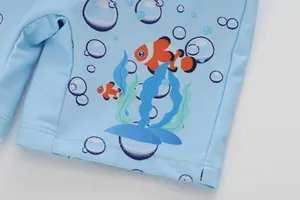 Détail d'un maillot de bain pour enfant avec motif de poisson-clown et coutures renforcées