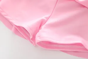 Nahaufnahme der Doppelnaht am Saum der pinkfarbenen schnelltrocknenden Mädchen-Badehose