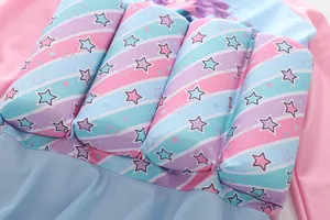 Detail van roze en blauw drijvend kinderzwempak met kleurrijke sterrenpatronen