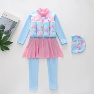 Platte lay-out van drijvend zwempak voor meisjes in blauw en roze met zeemeermin-print