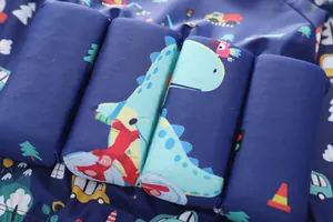 Dettaglio del costume da bagno galleggiante per bambini con stampa di dinosauri