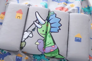 Dettaglio del giubbotto galleggiante per bambini con stampe di dinosauri e inserti in schiuma