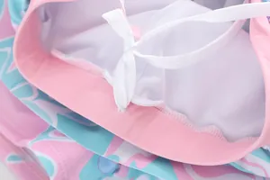 Detail van de taille van zeemeerminzwempak voor meisjes met roze band en koord