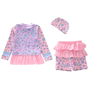 Détail de l'ensemble de bain floral pour filles avec volants et bonnet assorti