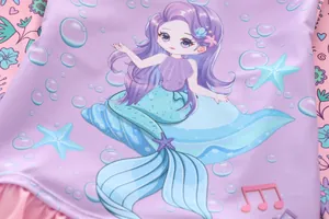 Détail de l'imprimé sirène sur maillot de bain violet avec ourlet à volants roses