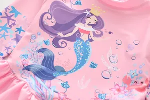 Détail du maillot de bain sirène rose avec imprimé dessin animé et volants aux manches