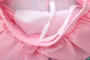 Détail de la taille du maillot de bain rose pour fille avec cordon blanc et doublure