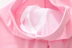 Détail du maillot sirène rose montrant la doublure en maille blanche et la taille élastique