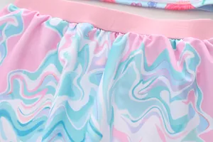 Detail van de roze elastische tailleband en marmerpatroon op het zeemeermin badpak