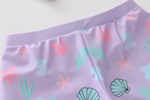 Dettaglio vita costume sirena con stampa oceano viola, coralli e stelle marine