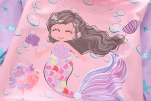 Détail du maillot de bain sirène rose avec volants et imprimé du monde sous-marin coloré