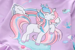 Détail du maillot de bain violet pour enfant avec motif licorne, arc-en-ciel et couronne