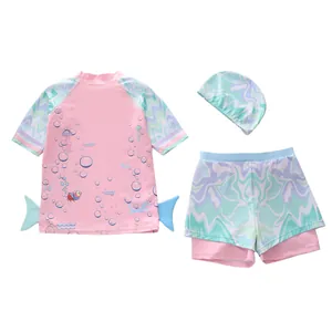 Set mare tre pezzi da bambina a sirena con top a maniche corte, pantaloncini e cuffia