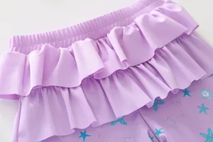 Détail du bas de maillot sirène pour fille avec volants violets et étoiles de mer